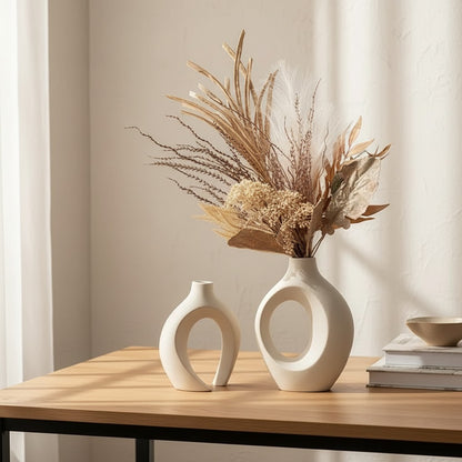 Galiana Vase Donut en céramique blanche mate, forme graphique avec un grand trou central, idéal pour des fleurs séchées.