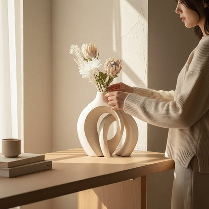 Galiana Vase Donut en céramique mate blanc avec une forme audacieuse et graphique, parfait pour la décoration.