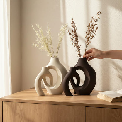 Galiana Vase Donut en céramique mate, blanc et noir, design graphique moderne avec ouverture centrale.