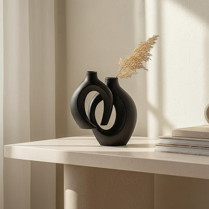 Galiana Vase Donut noir en céramique mate, design graphique audacieux, parfait seul ou avec des fleurs séchées.
