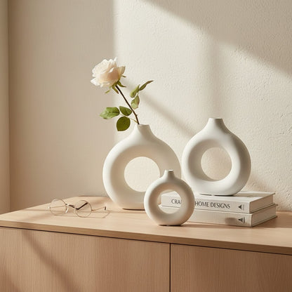 Galiana Lot de 3 vases décoratifs blancs en céramique mate, design sculptural avec ouverture centrale, tailles S, M, L.
